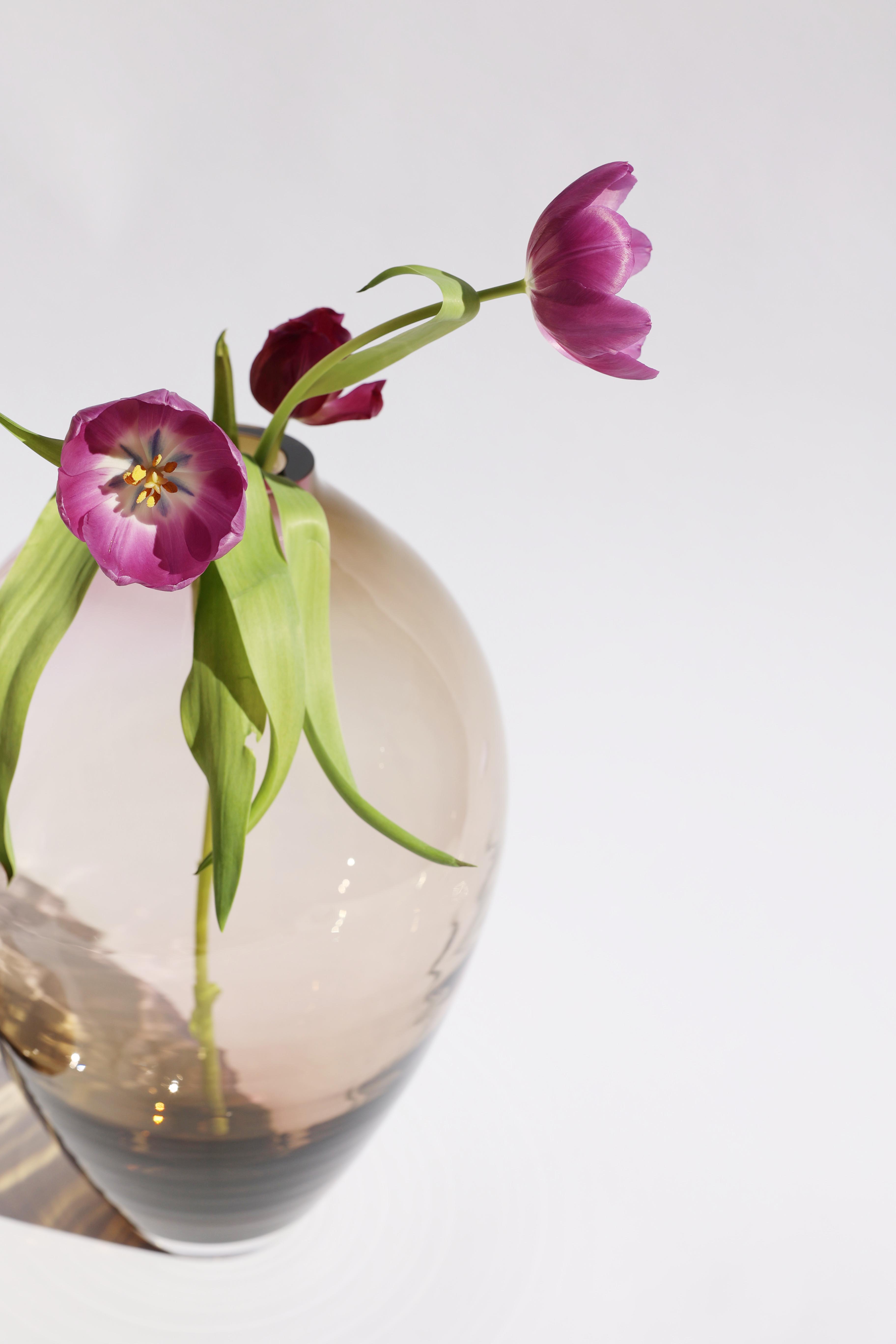 Stacking Vessel Splash in SECOND edition with tulip, featuring an artistic and dynamic design that adds energy and modern flair to any space.